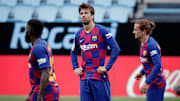 “Vá se fu..., Grizzi, estou morto!”, disse Piqué para Griezmann, reclamando da falta de posse de bola do Barça contra o PSG.  