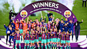 Las jugadoras del Barcelona celebran la primera Champions de la historia del equipo femenino después de golear al Chelsea (4-0)