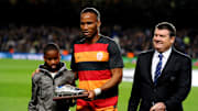 Isaac Drogba (à gauche) et son père lors d'une remise de prix en Turquie, lorsque son père évoluait à Galatasaray (2012-2013)