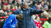 Chelsea's coach Claudio Ranieri (R) give
