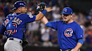 Wilson Contreras (izq) celebra con Anthony Rizzo en un juego de MLB entre Cachorros y Cascabeles