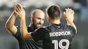 El argentino Gonzalo Higuaín y el chileno Robbie Robinson festejando una anotación del Inter Miami.
