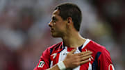 Javier Hernández celebra un gol con las Chivas del Guadalajara.