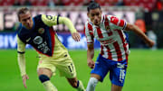 Sebastián Córdova y Uriel Antuna disputan el balón en el último Clásico Nacional, en la Liguilla del Guard1anes 2020.