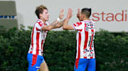 Jugadores de las Chivas del Guadalajara celebran un gol.