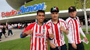 Aficionados del Guadalajara en las afueras del Estadio Akron.