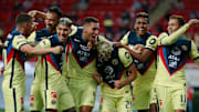 Jugadores del América celebran un gol.