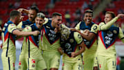 Jugadores del América celebran un gol.