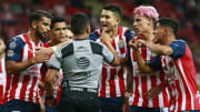 Miguel Ponce, Jesús Sánchez, Jesús Molina, Cristián Calderón y Uriel Antuna reclaman al silbante Fernando Guerrero tras marcar un penal.