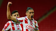 El jugador Uriel Antuna celebra un gol con Chivas.