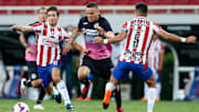 Jonathan Rodríguez ante la marca de dos jugadores.