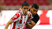 Uriel Antuna y el paraguayo Juan Escobar en el Guard1anes 2020.