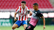 Jesús Molina disputando una pelota con el peruano Yoshimar Yotún.