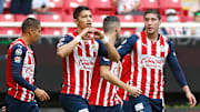 Jugadores de las Chivas del Guadalajara celebran un gol.