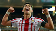 El jugador Jesús Molina celebra un gol con las Chivas del Guadalajara.