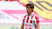 El delantero de Chivas salió en defensa de futbolistas que se han visto envueltos en problemas por salir a divertirse