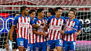 Jugadores de las Chivas del Guadalajara celebran un gol en partido ante Rayados de Monterrey.