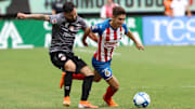 Isaac Brizuela pelea un balón ante un rival del Necaxa.