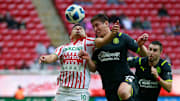 Luis Olivas pelea un balón por los aires ante un jugador de Necaxa.