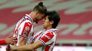 El defensa Hiram Mier y el delantero José Juan Macías son fundamentales en el esquema de las Chivas.