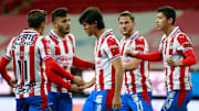 Jugadores de las Chivas del Guadalajara celebran un gol.