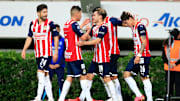 Jugadores de las Chivas del Guadalajara celebran un gol.