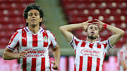 José Juan Macías y Alejandro Mayorga se lamentan tras fallar una opción clara de gol.