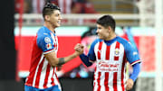 Alan Pulido y Javier López celebran un gol con Chivas.
