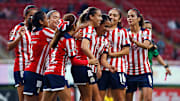 Jugadoras de las Chivas del Guadalajara celebran un gol.