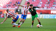Jesús Molina pelea una pelota ante Santiago Muñóz.