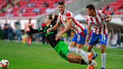 Hiram Mier pelea un balón.