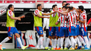 Jugadores de las Chivas celebran un gol.