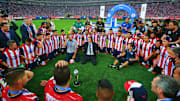 El equipo de las Chivas del Guadalajara celebran su título en partido ante Tigres UANL.