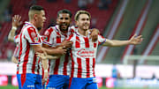 Jugadores de las Chivas del Guadalajara celebran un gol.