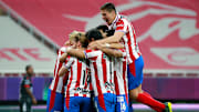 Jugadores de las Chivas del Guadalajara celebran un gol.