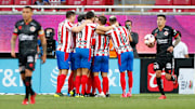Jugadores de las Chivas del Guadalajara celebran un gol.