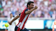 Oswaldo Alanís celebra un gol conseguido con las Chivas del Guadalajara.