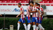 Jugadores de las Chivas del Guadalajara celebran un gol.