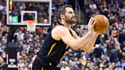 El veterano ala-pívot de Cavaliers, Kevin Love, se salvó de ser recordado por una volcada en contra