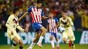 Oribe Peralta controla el balón en un Clásico entre Chivas del Guadalajara y el América.