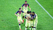 Jugadores del América celebran un gol.
