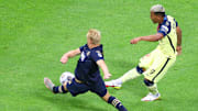 Roger Martínez ante la marca de un futbolista del Philadelphia Union.