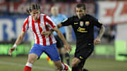 Filipe Luis y Daniel Alves en un Atlético de Madrid vs Barcelona