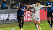Emmanuel Dennis (l.) will den FC Brügge verlassen. Hertha BSC soll ein Angebot vorbereiten.