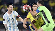Ospina le ataja un balón a Leo Messi