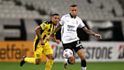 Corinthians venceu sua primeira partida na Sul-Americana com dois gols de Luan. 