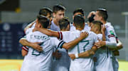 Jugadores de México celebran un gol.