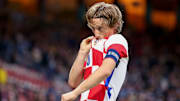 Luka Modric embrasse le blason de la sélection croate.