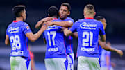 Jugadores de Cruz Azul celebran un gol.