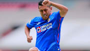 Elías Hernández marcando gol con Cruz Azul